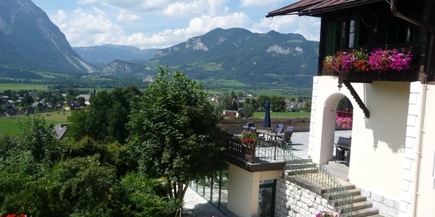 Destination-Wedding - Art der Location: Hotel / Chalet - Blick auf Terasse und Ennstal - Jagdschloss Villa Falkenhof