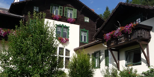 Destination-Wedding - Art der Location: Hotel / Chalet - Südansicht vom Garten - Jagdschloss Villa Falkenhof