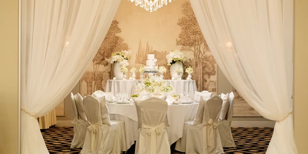 Destination-Wedding - Art der Location: Hotel / Chalet - Romantic Winter Wedding, (c) Melanie Nedelko - Hotel Bristol Vienna