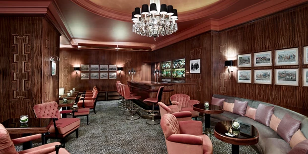 Destination-Wedding - Art der Location: Hotel / Chalet - Die Bristol Bar war die erste American Bar in Wien. Hier darf auch noch geraucht werden.  - Hotel Bristol Vienna