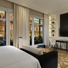 Hochzeitslocation: Grand Deluxe Zimmer mit direktem Blick auf die Wiener Staatsoper - Hotel Bristol Vienna