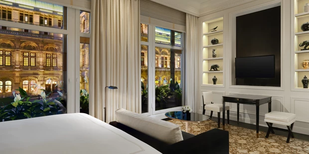 Destination-Wedding - Art der Location: Hotel / Chalet - Grand Deluxe Zimmer mit direktem Blick auf die Wiener Staatsoper - Hotel Bristol Vienna