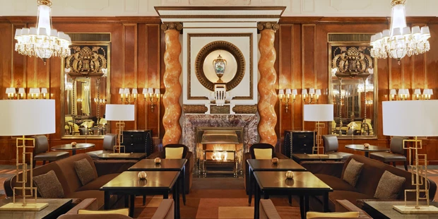 Destination-Wedding - Art der Location: Hotel / Chalet - Im Restaurant "Bristol Lounge" sorgt unser offener Kamin für das besondere Ambiente.  - Hotel Bristol Vienna