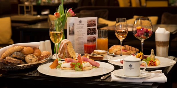 Destination-Wedding - Art der Location: Hotel / Chalet - Darf's ein Egg Benedict sein? Foto (c) Nina Helf  - Hotel Bristol Vienna
