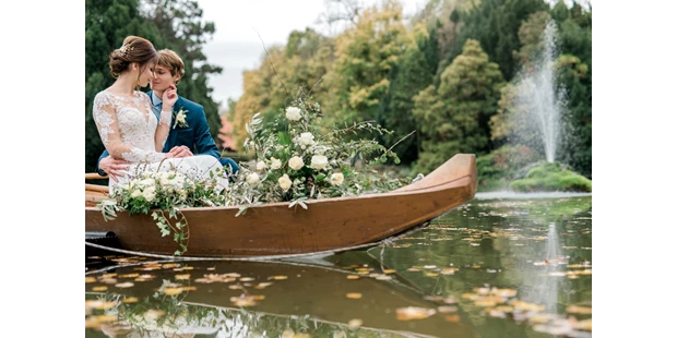 Destination-Wedding - Art der Location: Hotel / Chalet - Traumhafte Hochzeitsfotos im romantischen Boot... - Schloss Schönau