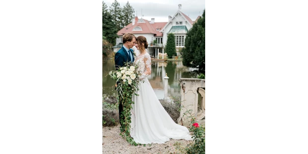 Destination-Wedding - Art der Location: Hotel / Chalet - Romantische Hochzeitsfotos im Rosengarten... - Schloss Schönau