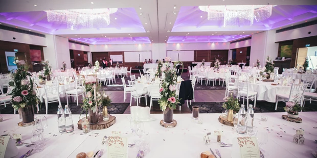 Destination-Wedding - Art der Location: Hotel / Chalet - Pitter Saal - festlich gedeckt - IMLAUER HOTEL PITTER Salzburg