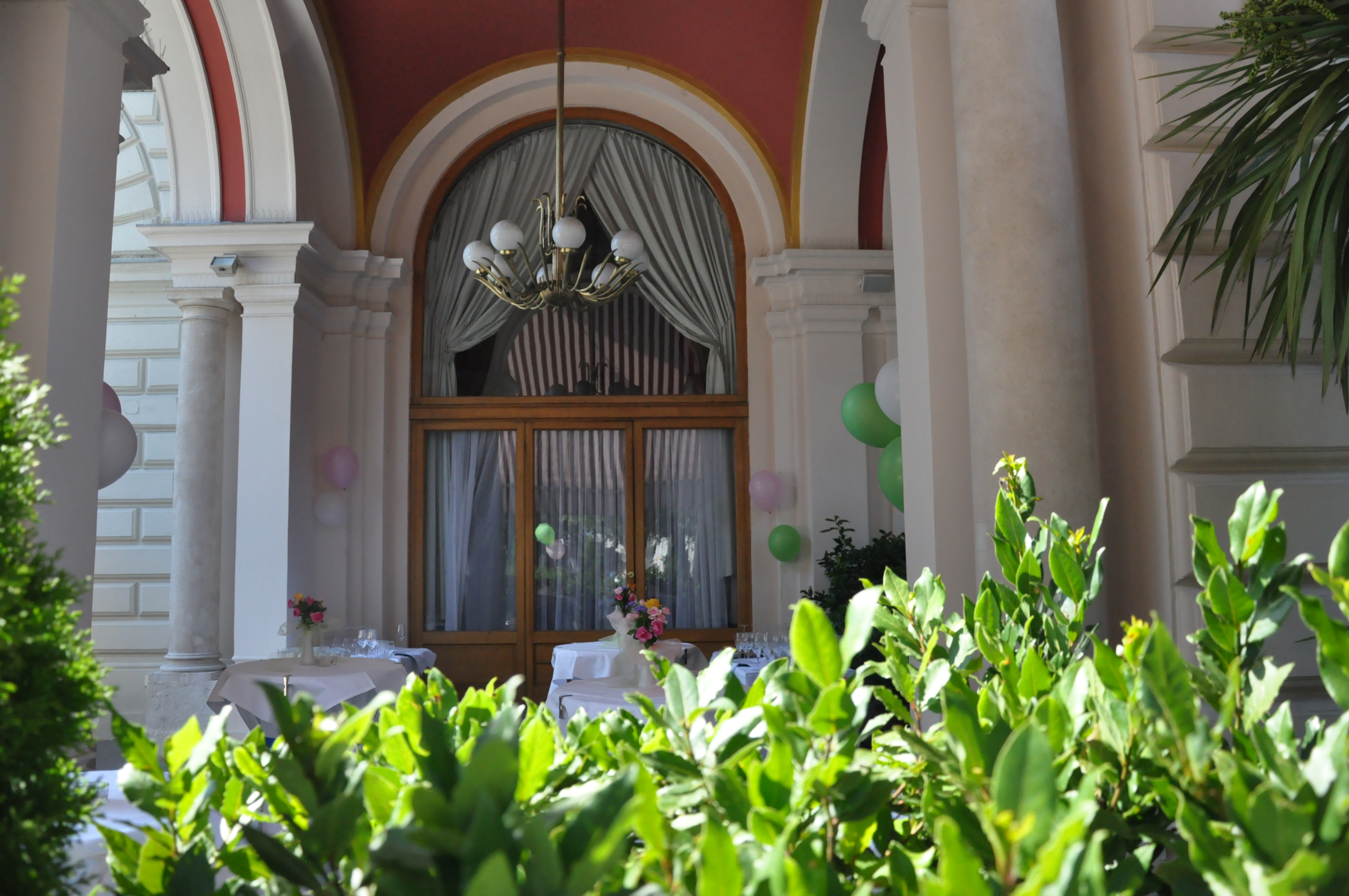 Destination-Wedding - Hunde erlaubt - Österreich - Außenbereich Votiv Saal - Hotel Regina