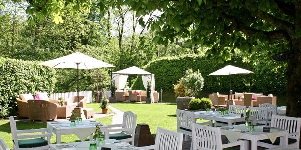 Destination-Wedding - Exklusivität - Salzburg - Der Gastgarten lädt ein zum Träumen und Verweilen. - ****Hotel Schlosswirt zu Anif