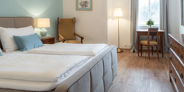 Destination-Wedding - Exklusivität - Salzburg - Doppelzimmer im Biedermeierstil - ****Hotel Schlosswirt zu Anif