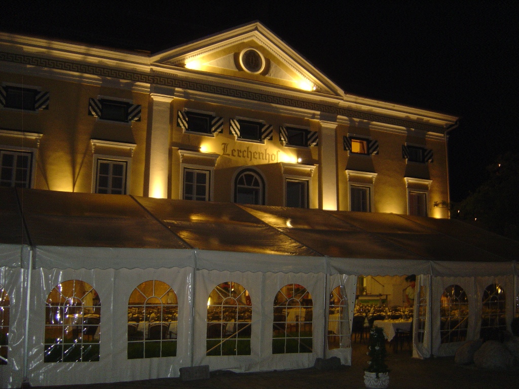 Hochzeitslocation: Hochzeitsfeier draußen - Schloss Hotel Lerchenhof