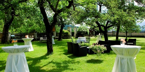 Destination-Wedding - Art der Location: Hotel / Chalet - Sektempfang im Garten - Schloss Hotel Lerchenhof