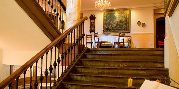 Destination-Wedding - Art der Location: Hotel / Chalet - altes Stiegenhaus - Schloss Hotel Lerchenhof