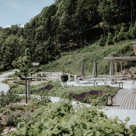 Hochzeitslocation: Teich mit Sommerküche im Freien, ideal für die Agape nach der Trauung - Refugium Hochstrass Hotel&Kloster
