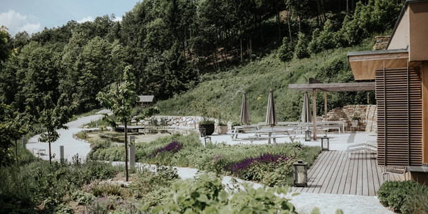 Destination-Wedding - Art der Location: Hotel / Chalet - Teich mit Sommerküche im Freien, ideal für die Agape nach der Trauung - Refugium Hochstrass Hotel&Kloster