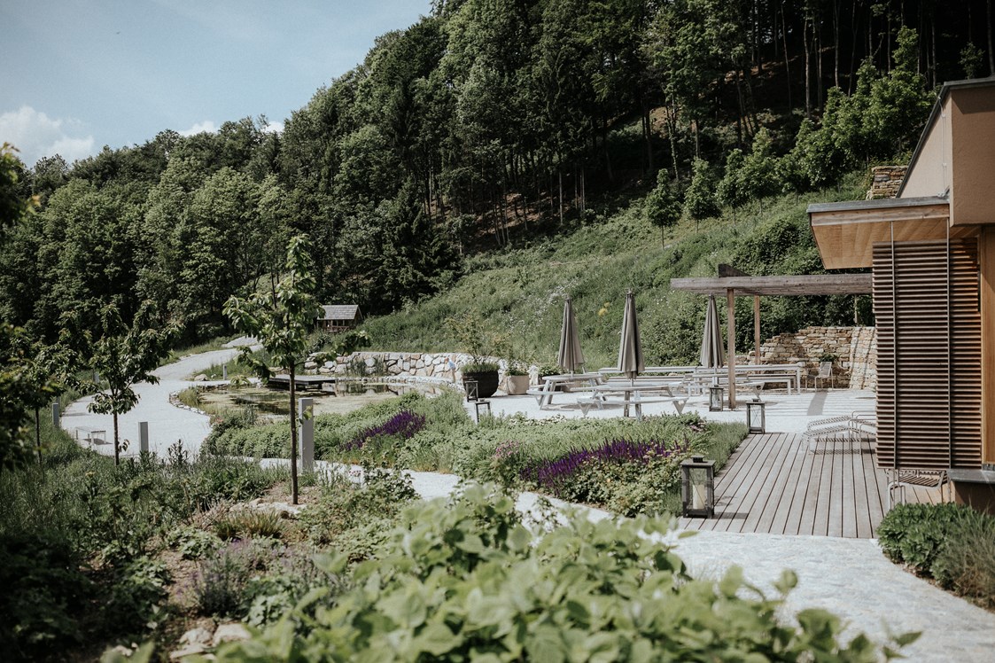 Hochzeitslocation: Teich mit Sommerküche im Freien, ideal für die Agape nach der Trauung - Refugium Hochstrass Hotel&Kloster