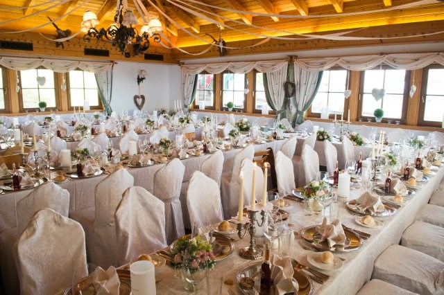 Hochzeitslocation: Hochzeitstafel für ca. 100 Personen im großen Saal E-Form - Gipfelhaus Magdalensberg