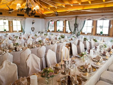 Hochzeitslocation: Hochzeitstafel für ca. 100 Personen im großen Saal E-Form - Gipfelhaus Magdalensberg