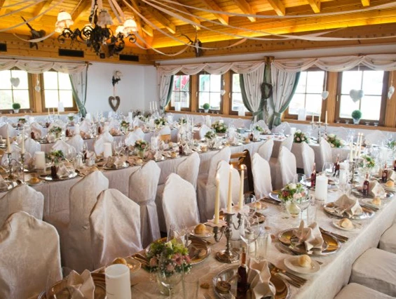 Hochzeitslocation: Hochzeitstafel für ca. 100 Personen im großen Saal E-Form - Gipfelhaus Magdalensberg