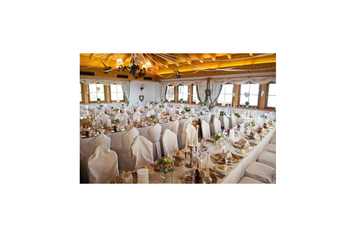 Hochzeitslocation: Hochzeitstafel für ca. 100 Personen im großen Saal E-Form - Gipfelhaus Magdalensberg