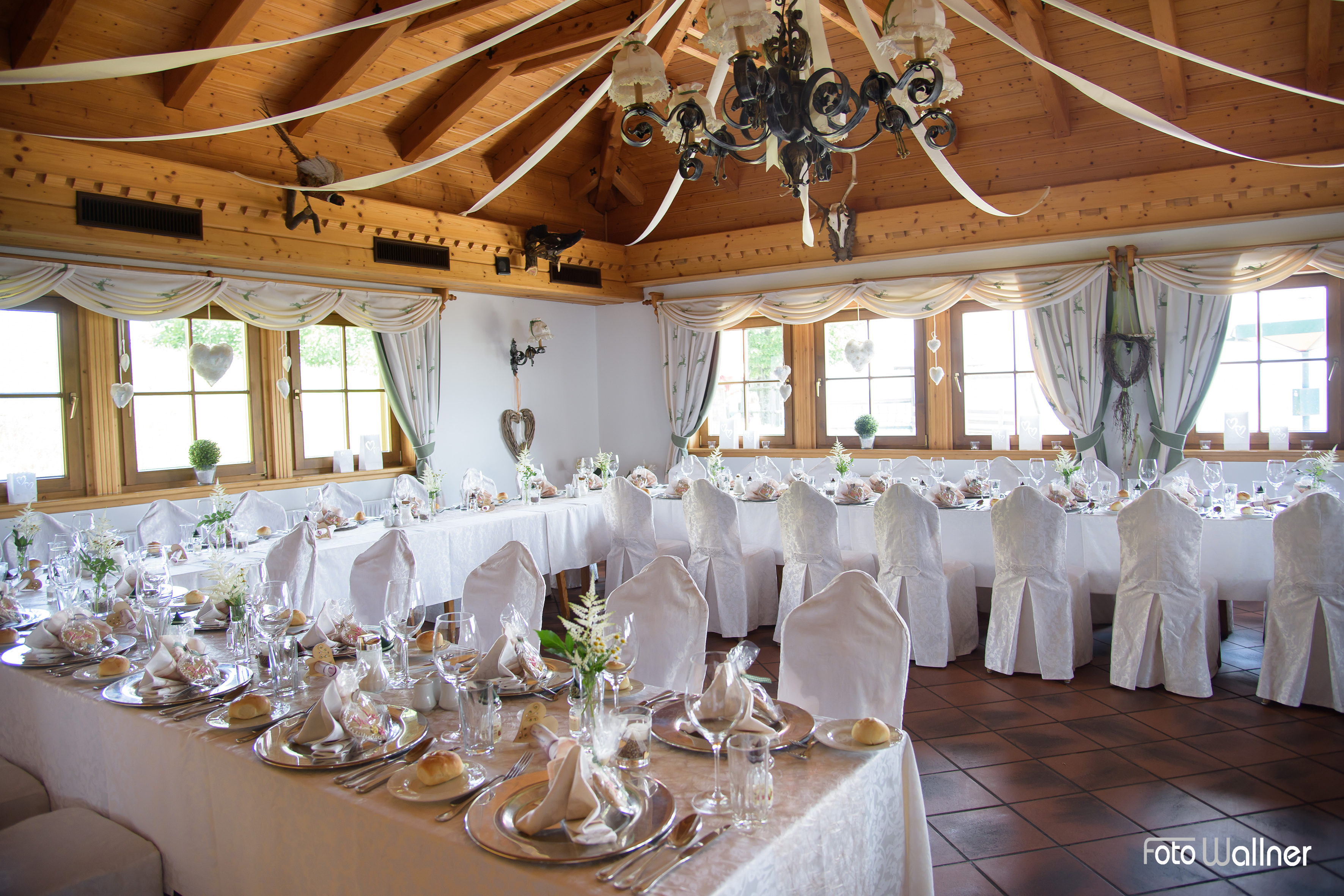 Destination-Wedding - Hunde erlaubt - Österreich - Hochzeitstafel in U - Form für ca. 40 Personen - Gipfelhaus Magdalensberg