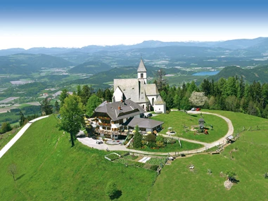 Hochzeitslocation: Luftbild vom Gipfel des Magdalensberges mit Kirche und Gipfelhaus - Gipfelhaus Magdalensberg