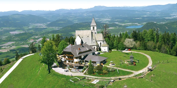 Destination-Wedding - Magdalensberg (Magdalensberg) - Luftbild vom Gipfel des Magdalensberges mit Kirche und Gipfelhaus - Gipfelhaus Magdalensberg
