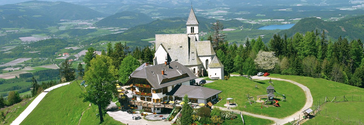 Hochzeitslocation: Luftbild vom Gipfel des Magdalensberges mit Kirche und Gipfelhaus - Gipfelhaus Magdalensberg