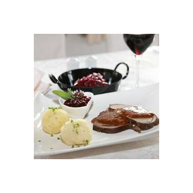 Hochzeitslocation: Junghirschbraten in Rotweinsauce mit Kartoffelknödel, Apfelrotkraut und Preiselbeeren - Gipfelhaus Magdalensberg