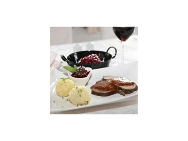Hochzeitslocation: Junghirschbraten in Rotweinsauce mit Kartoffelknödel, Apfelrotkraut und Preiselbeeren - Gipfelhaus Magdalensberg
