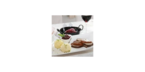 Destination-Wedding - Magdalensberg (Magdalensberg) - Junghirschbraten in Rotweinsauce mit Kartoffelknödel, Apfelrotkraut und Preiselbeeren - Gipfelhaus Magdalensberg