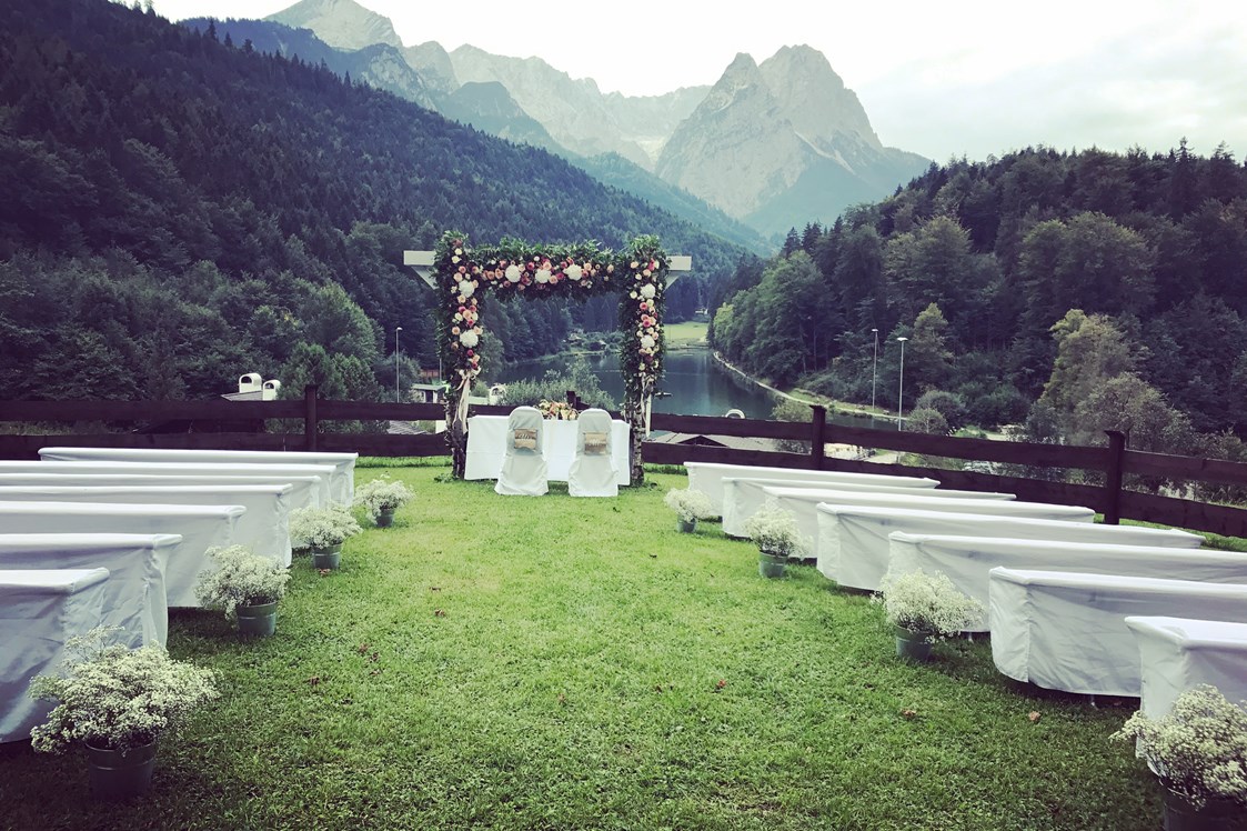 Hochzeitslocation: Trauung auf der Bergwiese am Riessersee in Garmisch-Partenkirchen - Riessersee Hotel Garmisch-Partenkirchen