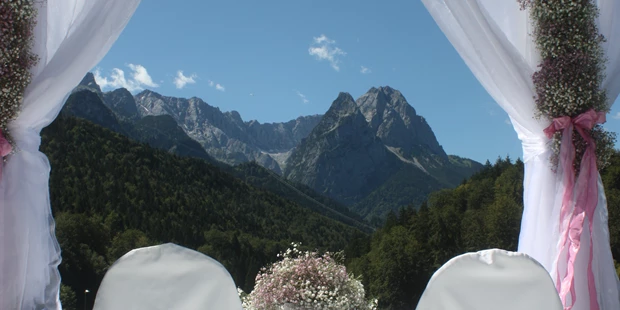 Destination-Wedding - Art der Location: Hotel / Chalet - Trauung unter freiem Himmel auf der Bergwiese in Garmisch-Partenkirchen - Riessersee Hotel Garmisch-Partenkirchen