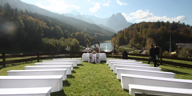 Destination-Wedding - Art der Location: Hotel / Chalet - Trauung unter freiem Himmel auf der Bergwiese in Garmisch-Partenkirchen - Riessersee Hotel Garmisch-Partenkirchen