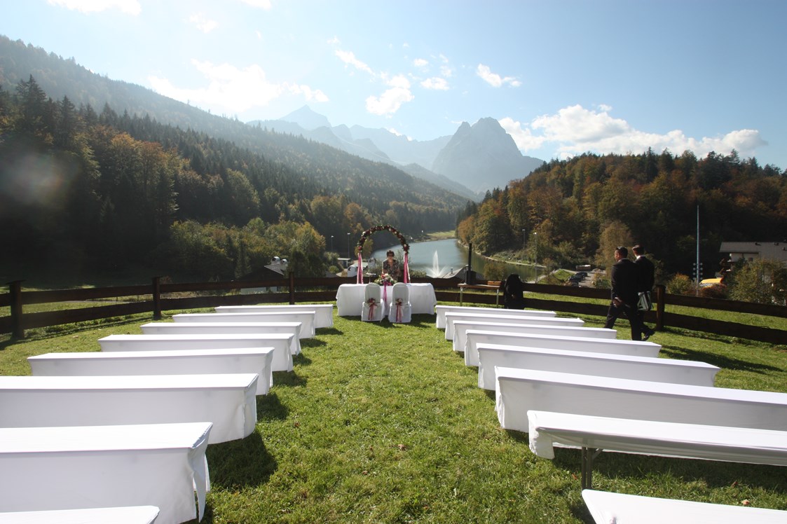 Hochzeitslocation: Trauung unter freiem Himmel auf der Bergwiese in Garmisch-Partenkirchen - Riessersee Hotel Garmisch-Partenkirchen