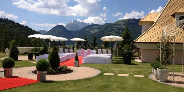 Destination-Wedding - Art der Location: Hotel / Chalet - Hochzeit am Lärchenhof
Vor dem herrlichen Panorama der Kitzbüheler Alpen, in einen neuen Lebensabschnitt starten.
Mit dem nötigen Auge und sehr viel Fingerspitzengefühl für perfekte Arrangements, verwandelte unsere Blumenfee Marianne die Dachterrasse unseres La Vivas zum idealen Ort für eine Traumhochzeit Nicht nur der strahlende Sonnenschein ließ diesen Tag zu einem ganz besonderen werden.
So sind wir stolz darauf, bei diesem Ereignis einen kleinen aber dennoch wichtigen Beitrag geleistet zu haben.
Bei Interesse wenden Sie sich an unsere Direktorin Frau Mathé.
info@laerchenhof-tirol.at; Tel.: + 43 5352 8138-0
Auch bei schlechtem Wetter steht eine Alternative zur Verfügung. - Der Lärchenhof