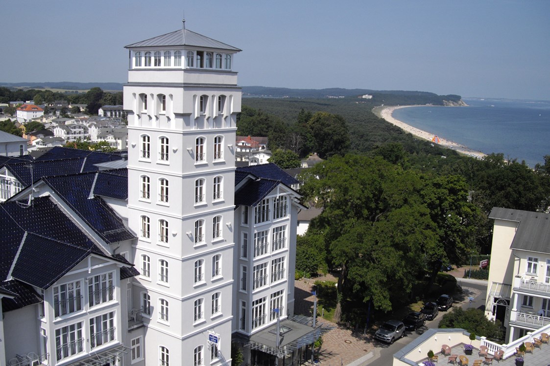 Hochzeitslocation: Luftbild vom Hotel mit Blick auf die Göhrener Bucht - Hotel Hanseatic Rügen & Villen