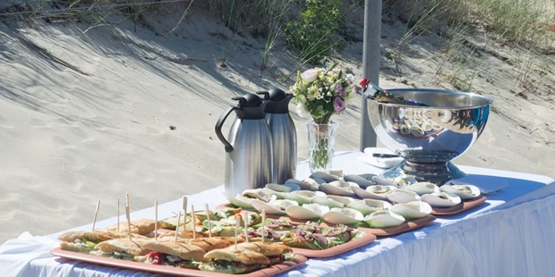 Destination-Wedding - Art der Location: Hotel / Chalet - Picknick am Strand - Hotel Hanseatic Rügen & Villen