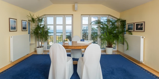 Destination-Wedding - Art der Location: Hotel / Chalet - Standesamt im Turmcafé - Trauung mit Blick auf die Kreidefelsen - Hotel Hanseatic Rügen & Villen