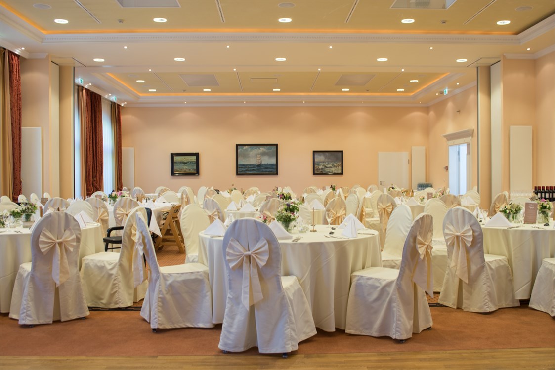 Hochzeitslocation: Festlich geschmückter Ballsaal für eine große Hochzeitsgesellschaft im Bernsteinpalais - Hotel Hanseatic Rügen & Villen