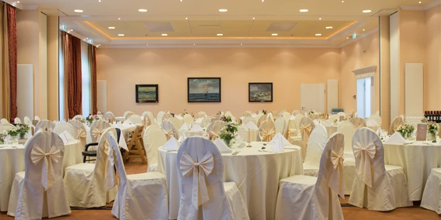 Destination-Wedding - Art der Location: Hotel / Chalet - Festlich geschmückter Ballsaal für eine große Hochzeitsgesellschaft im Bernsteinpalais - Hotel Hanseatic Rügen & Villen