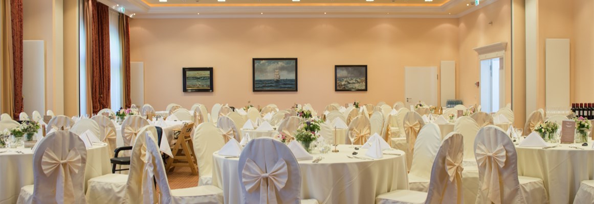 Hochzeitslocation: Festlich geschmückter Ballsaal für eine große Hochzeitsgesellschaft im Bernsteinpalais - Hotel Hanseatic Rügen & Villen