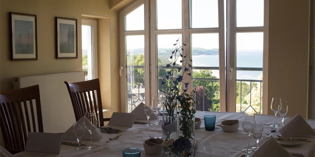 Destination-Wedding - Art der Location: Hotel / Chalet - Festtafel im Turmcafé mit Meerblick - Hotel Hanseatic Rügen & Villen