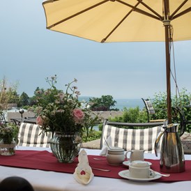 Hochzeitslocation: Kaffeerunde auf der Seeblick-Terrasse - Hotel Hanseatic Rügen & Villen