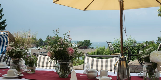 Destination-Wedding - Art der Location: Hotel / Chalet - Kaffeerunde auf der Seeblick-Terrasse - Hotel Hanseatic Rügen & Villen