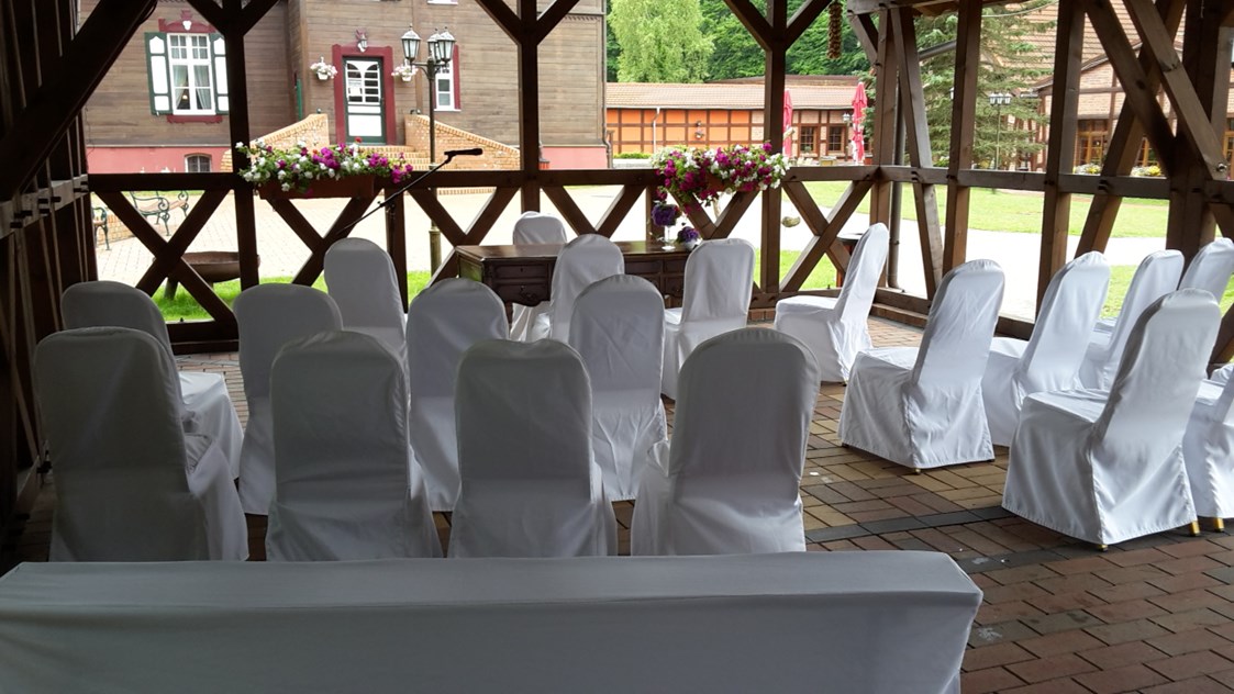 Hochzeitslocation: Trauung unter dem Backhaus - Jagdschloss Waldsee
