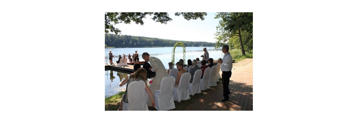 Hochzeitslocation: Trauung auf dem Steg - Jagdschloss Waldsee