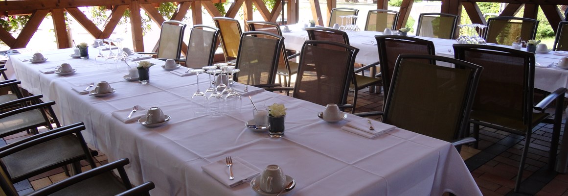 Hochzeitslocation: Kaffeetafel unter dem Backhaus - Jagdschloss Waldsee