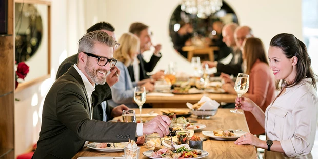 Destination-Wedding - Art der Location: Hotel / Chalet - Community Table  - ARCOTEL Nike Linz
