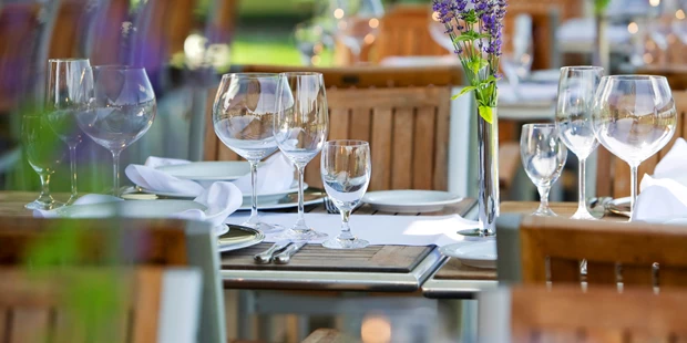 Destination-Wedding - Art der Location: Hotel / Chalet - Terrasse des ARCOTEL Nike Linz - ARCOTEL Nike Linz